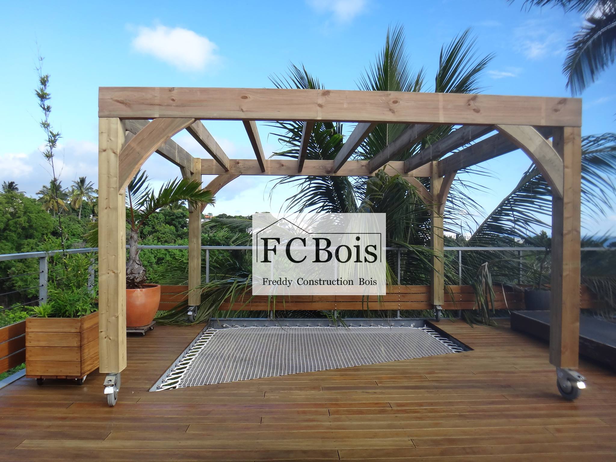 Pergola en bois sur une terrasse face à l'océan