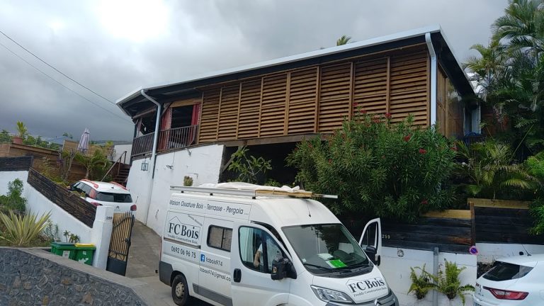 Brise-vue en bois posé à l'étage d'une maison