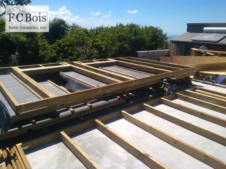 Structure d'une terrasse en bois en cours de montage