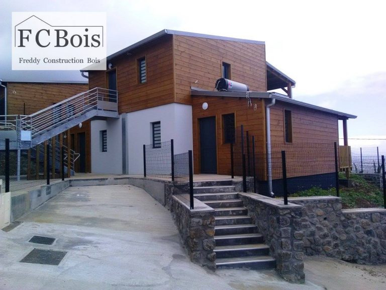 Maison à ossature bois achevée avec son bardage