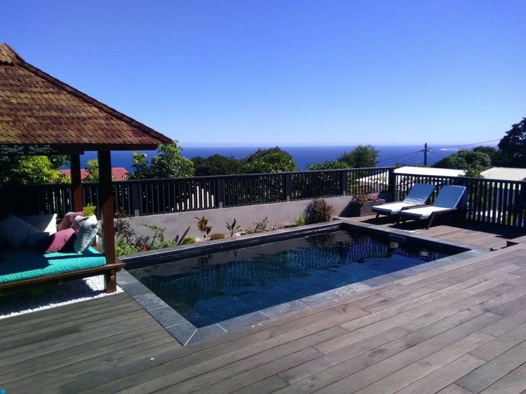 Terrasse en bois et kiosque autour d'une piscine