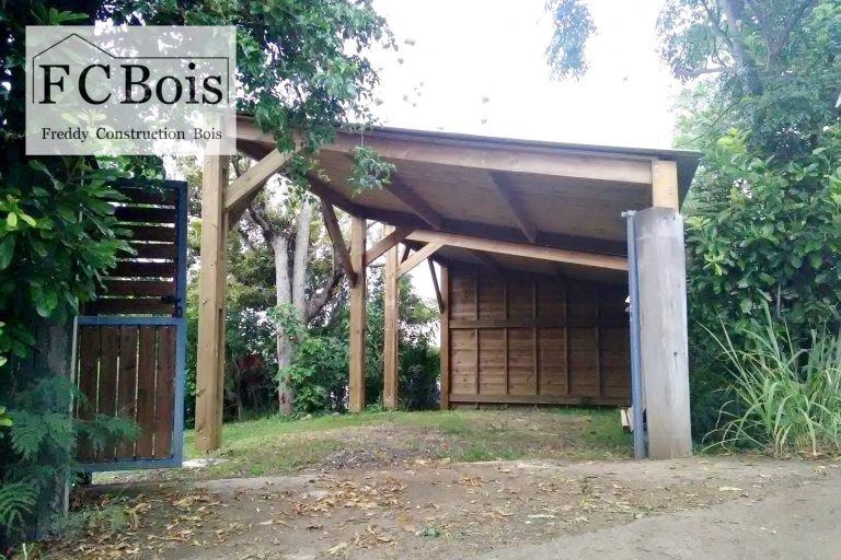 Abri de voiture en bois avec son portail assorti