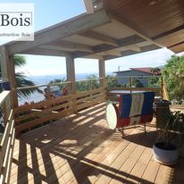 Terrasse couverte en bois ouverte sur l'océan Indien