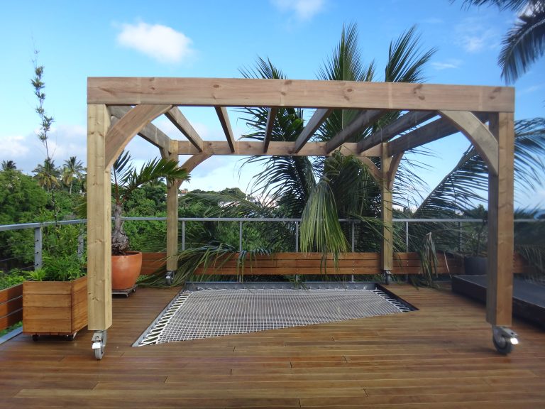 Pergola en bois à arches montée sur une terrasse à Saint-Pierre