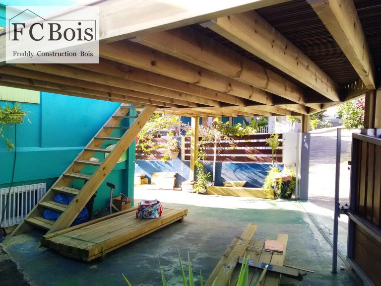 Escalier et terrasse en bois en cours de montage
