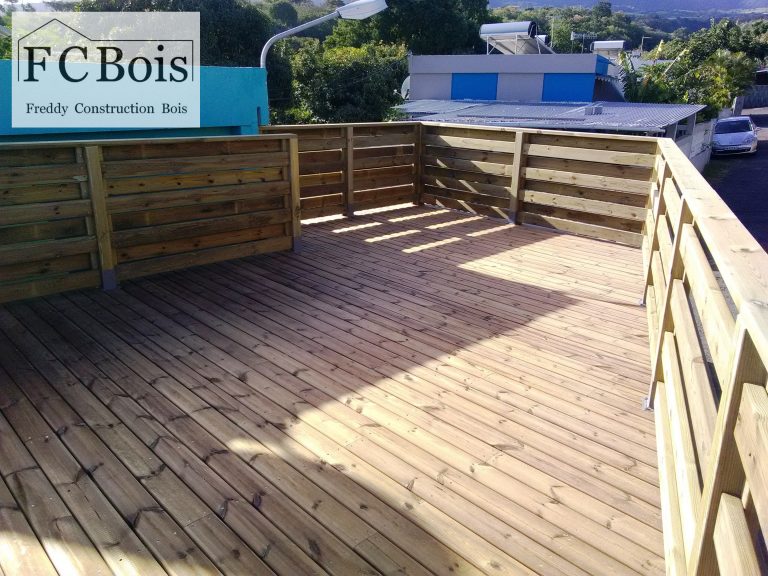 Terrasse en bois entourée de panneaux brise-vue