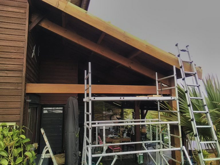 Façade en bois d'une maison en cours de finition