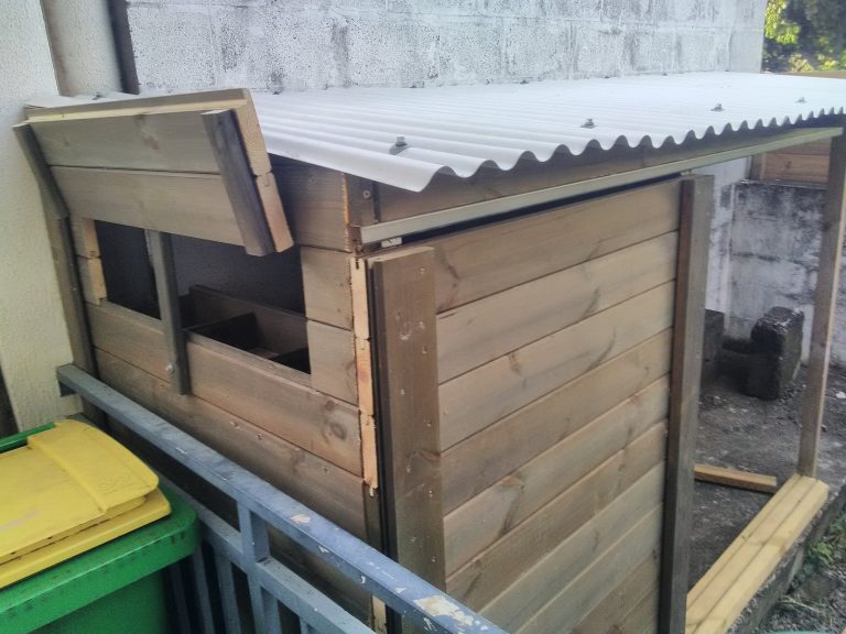 Cabane en bois avec toiture en tôle en fabrication