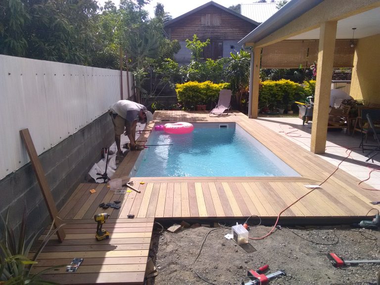 Pose des lames d'une terrasse autour d'une piscine