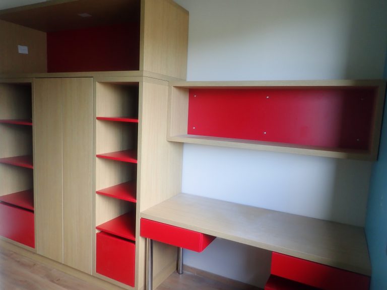 Bureau et rangements sur mesure en bois clair et rouge