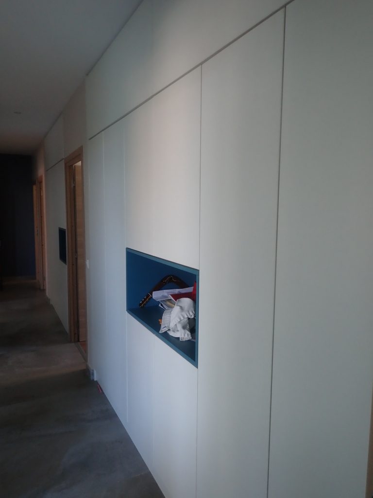 Placard blanc toute hauteur aménagé dans un couloir