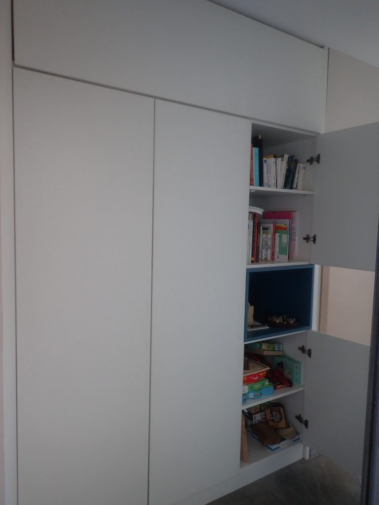 Placard blanc ouvert révélant ses étagères de rangement