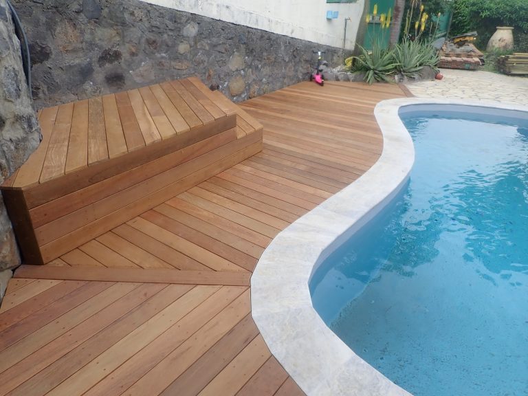 Terrasse en bois et emmarchement épousant la courbe du bassin