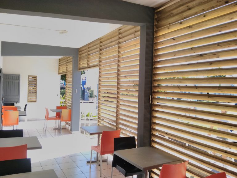 fabrication de brise vue en bois pour protection solaire