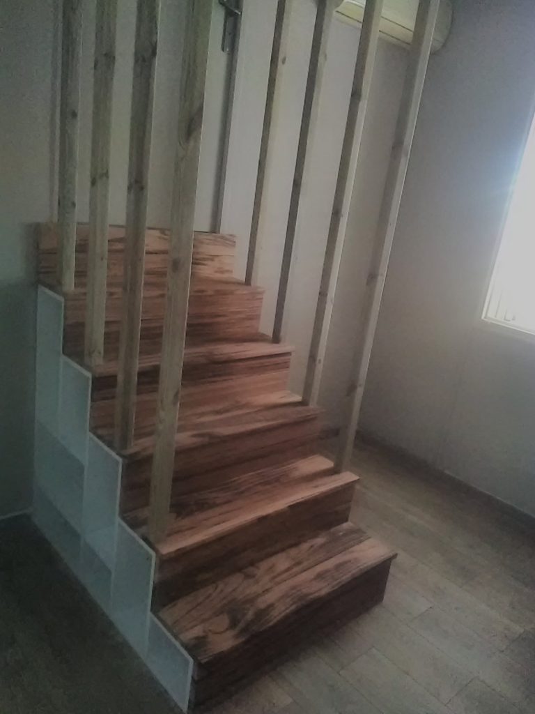 Escalier en bois exotique avec rambarde en bois