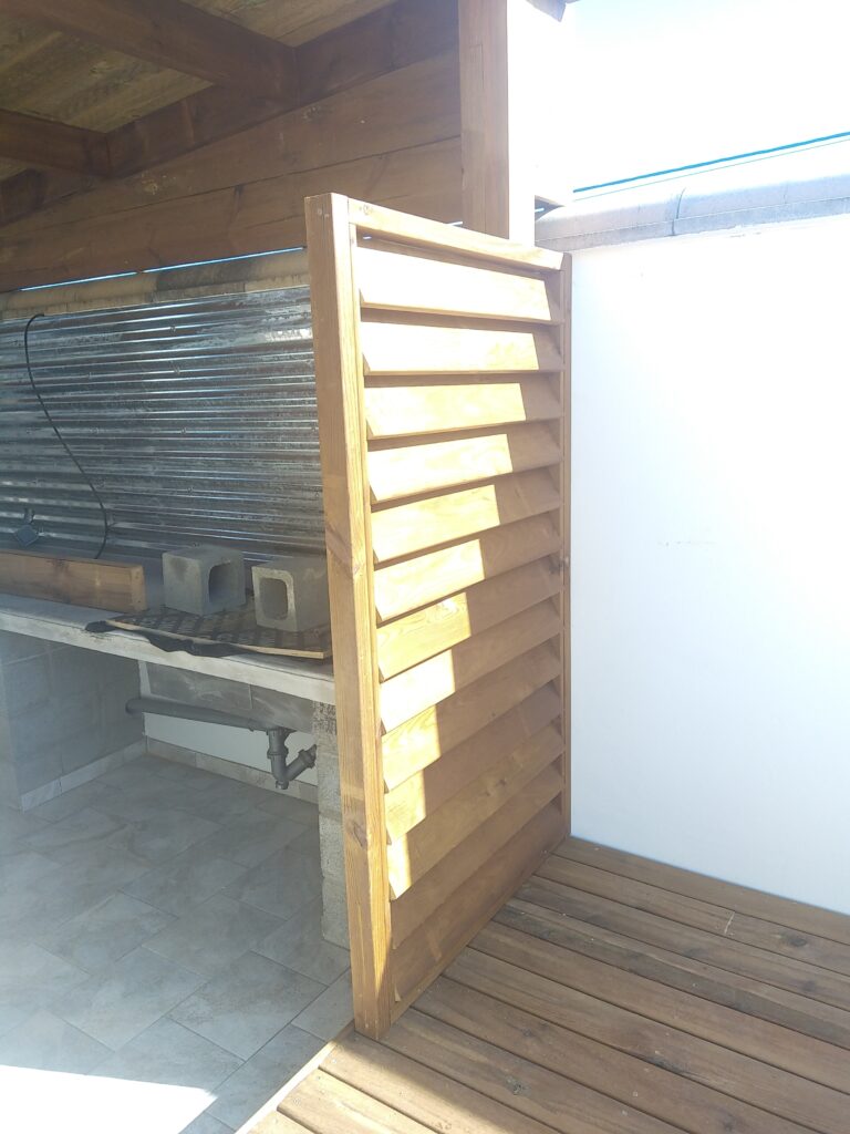 Panneau brise-vue pivotant en bois clair, ouvert
